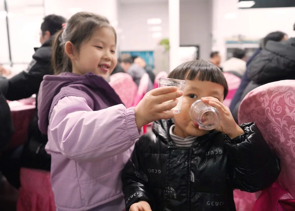 HongFilms employees and their children celebrating together at the year-end dinner ahead of the Spring Festival holiday